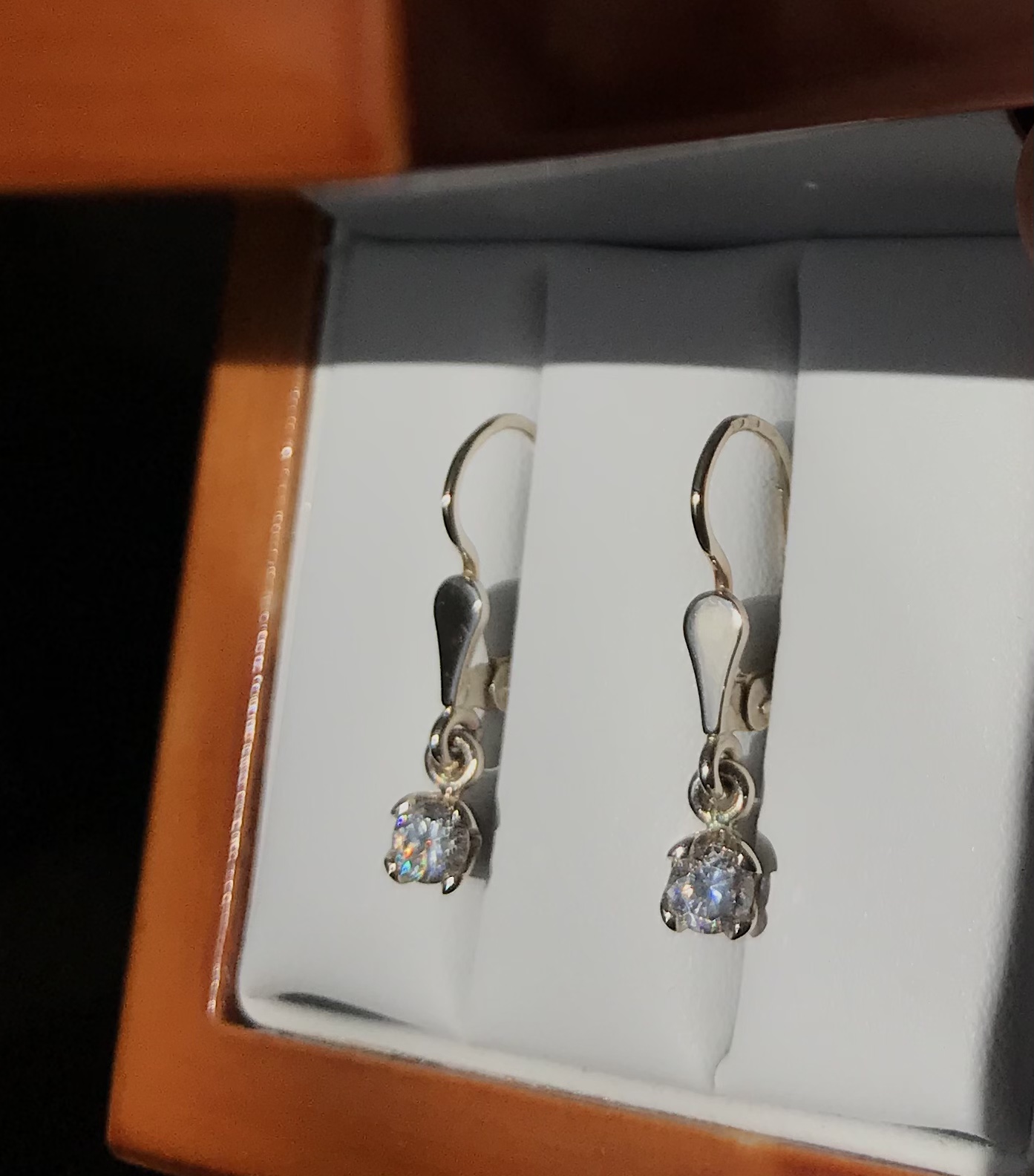 Zlaté náušnice s diamantom.Briliantová technika.Natural diamond.