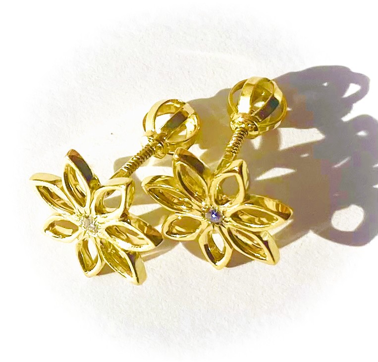 Kvietkované náušnice s diamantom,na šrobik.Zlato 14 k.