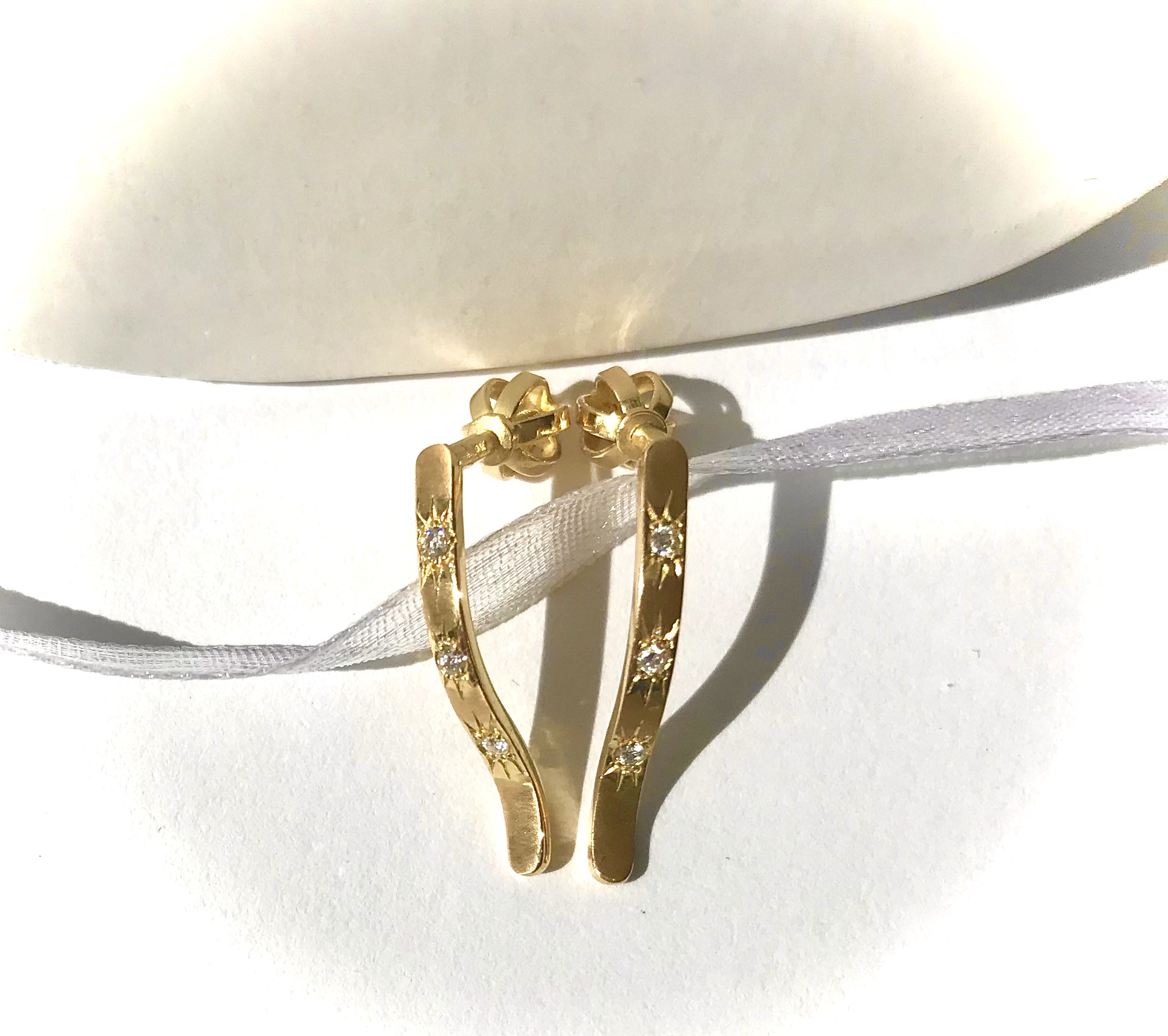 Naušnice s diamantom,18 karátové zlato,prírodné diamanty.Slovenský šperk.,