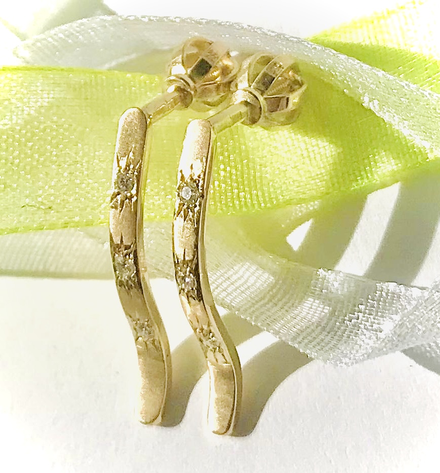 Diamantové náušnice,na šrobik.Briliantová technika.Prírodný diamant.Zlato 18 k.Originálny šperk.