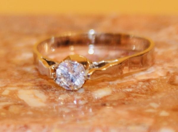 Diamantový prsteň s pravým prírodným diamantom.