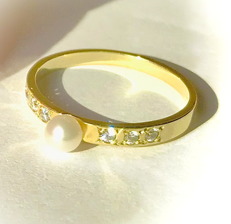Diamantový prsteň s perlou.Pravé prírodné diamanty.
