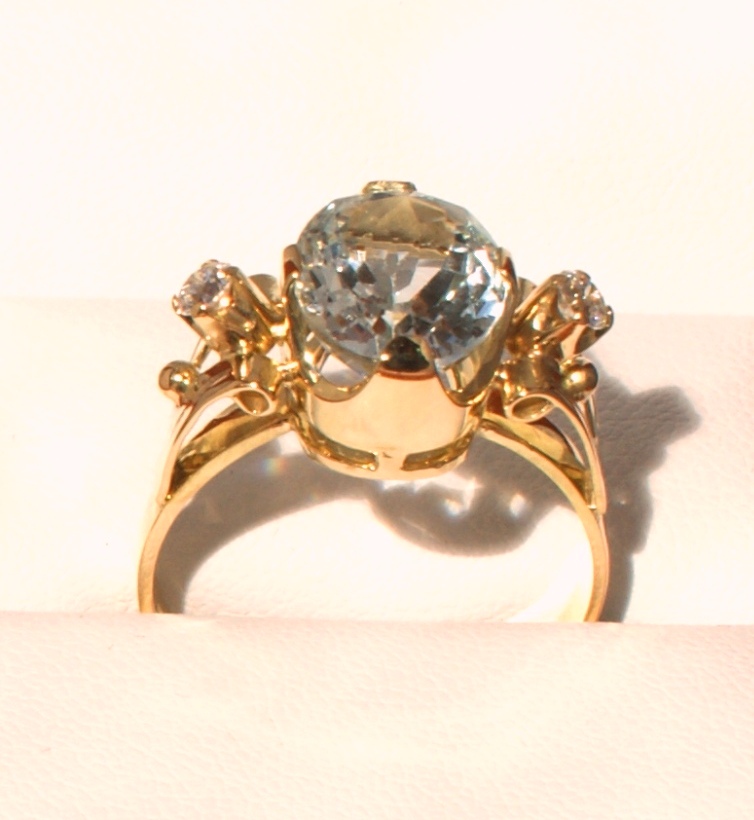 Zásnubný prsteň s diamantom,zlato 18 karátov.Slovenský šperk.
